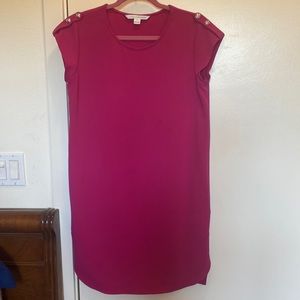 DianevonFurstenberg Fusia dress. Great Condition! Side pockets & cute cut.